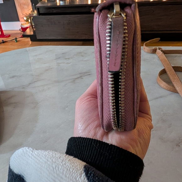 Gucci Pink Wallet with Gold Logo - Picture 5 of 10